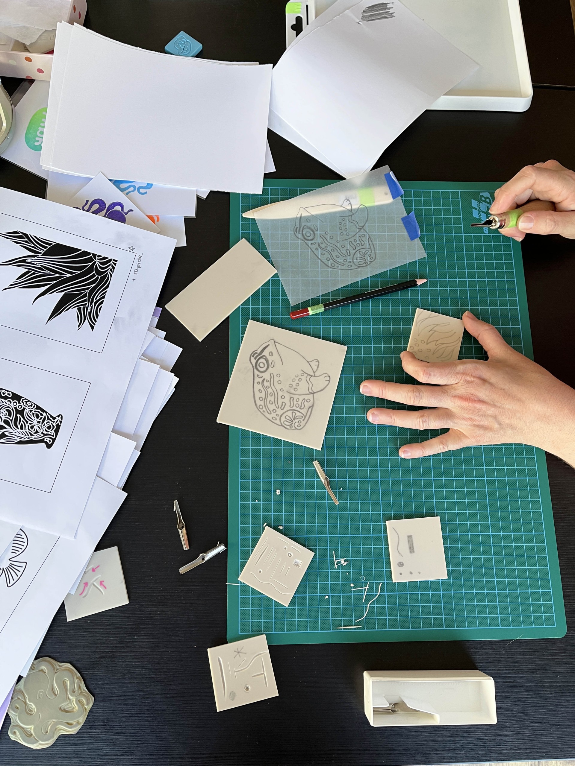 o-ptits-coins-alix-rebora-interview-d-une-graphiste-aux-encres-fluos_alix-rebora-atelier-lino-opc-1.jpg