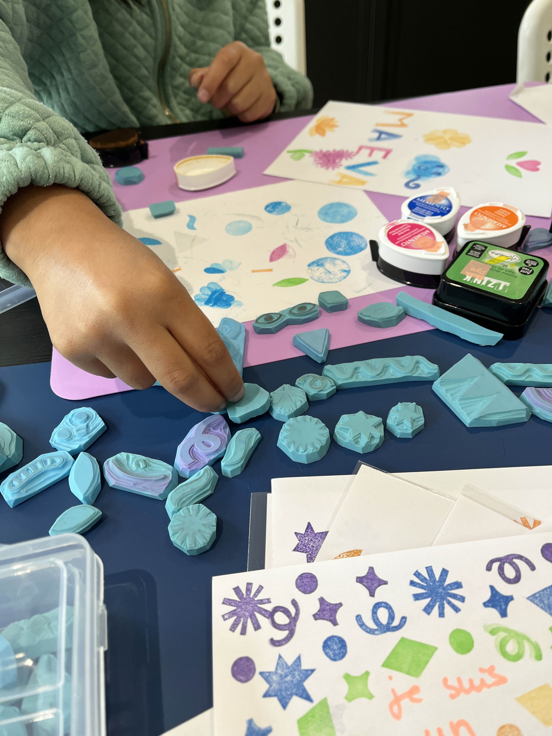 o-ptits-coins-alix-rebora-interview-d-une-graphiste-aux-encres-fluos_alix-rebora-atelier-tamponnage-opc-3.jpg