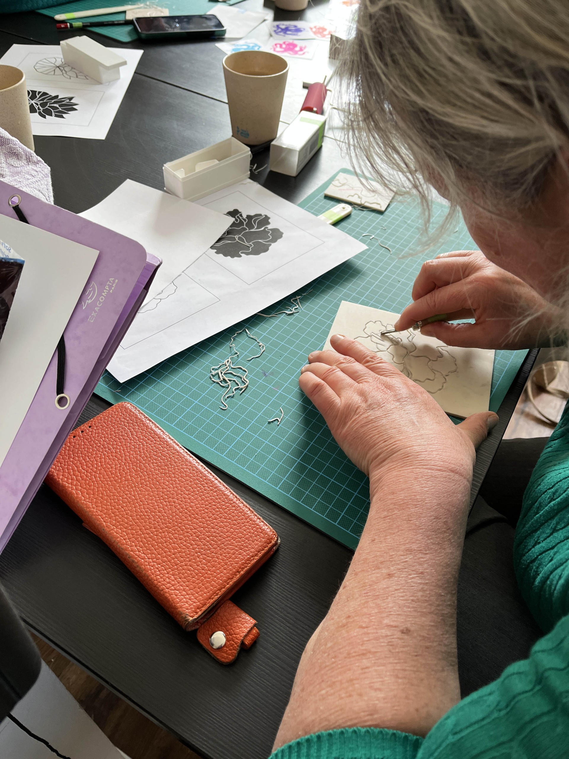 o-ptits-coins-alix-rebora-interview-d-une-graphiste-aux-encres-fluos_alix-rebora-atelier-lino-opc-2.jpg