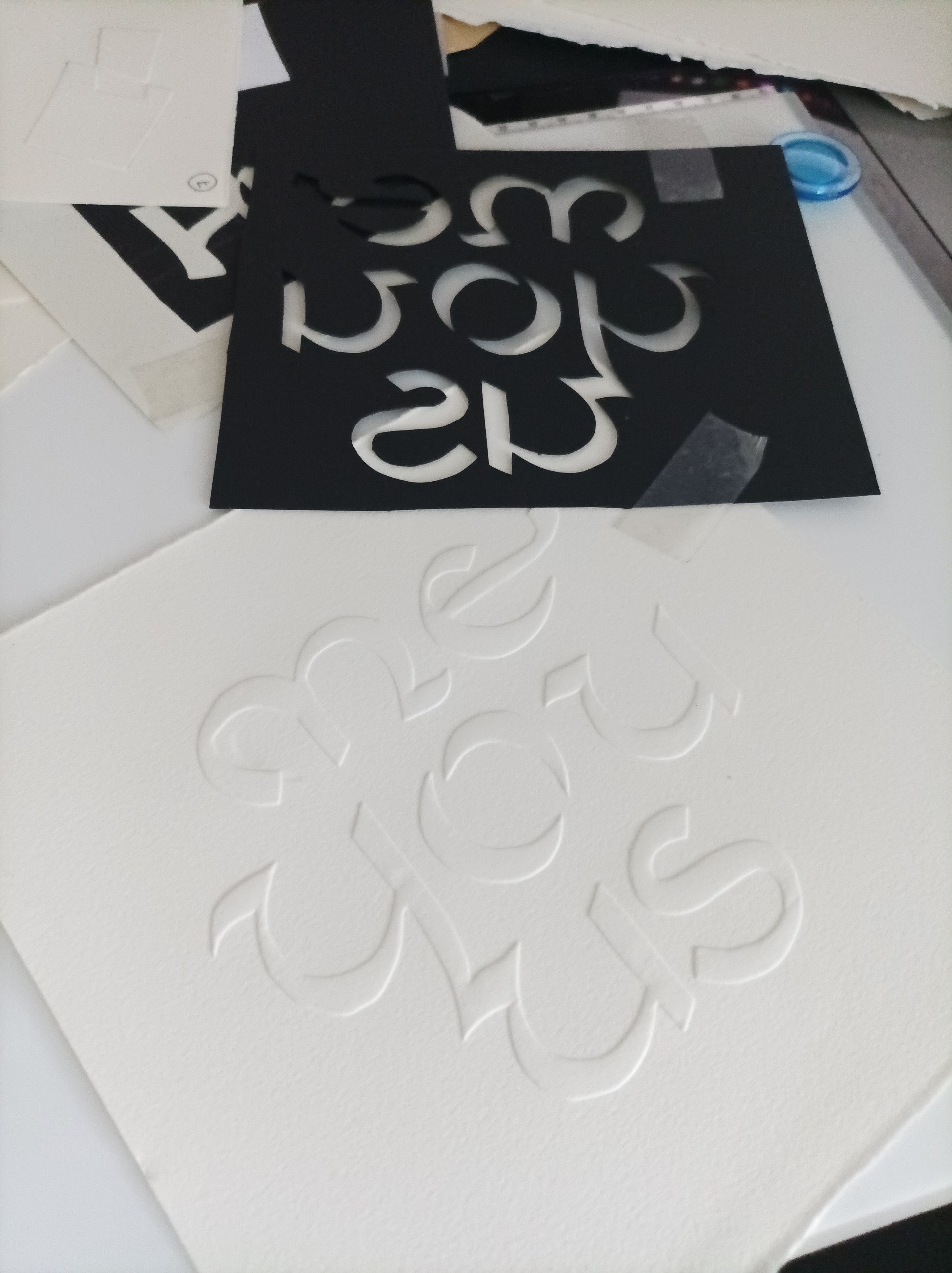 o-ptits-coins-les-dimanches-calligraphies_gaufrage-papier.jpg